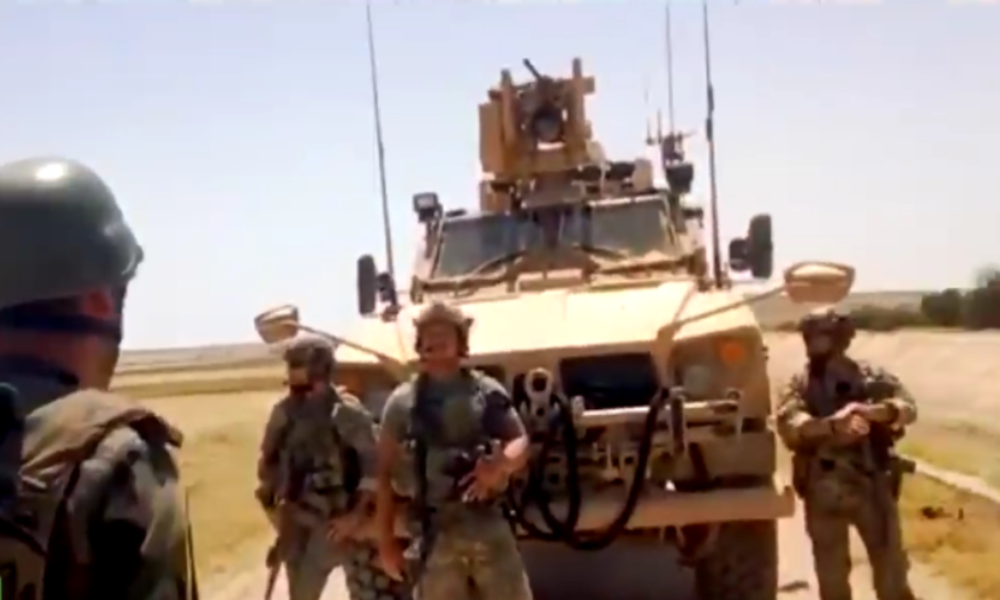 Video soll zeigen, wie syrischer Soldat US-Truppen zur Umkehr zwingt: "Ihr kommt hier nicht vorbei"