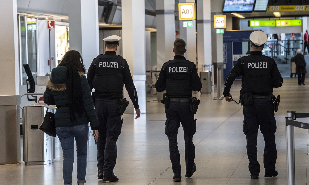 Jeder dritte Asylbewerber in Deutschland per Flugzeug eingereist – Regierung mauert