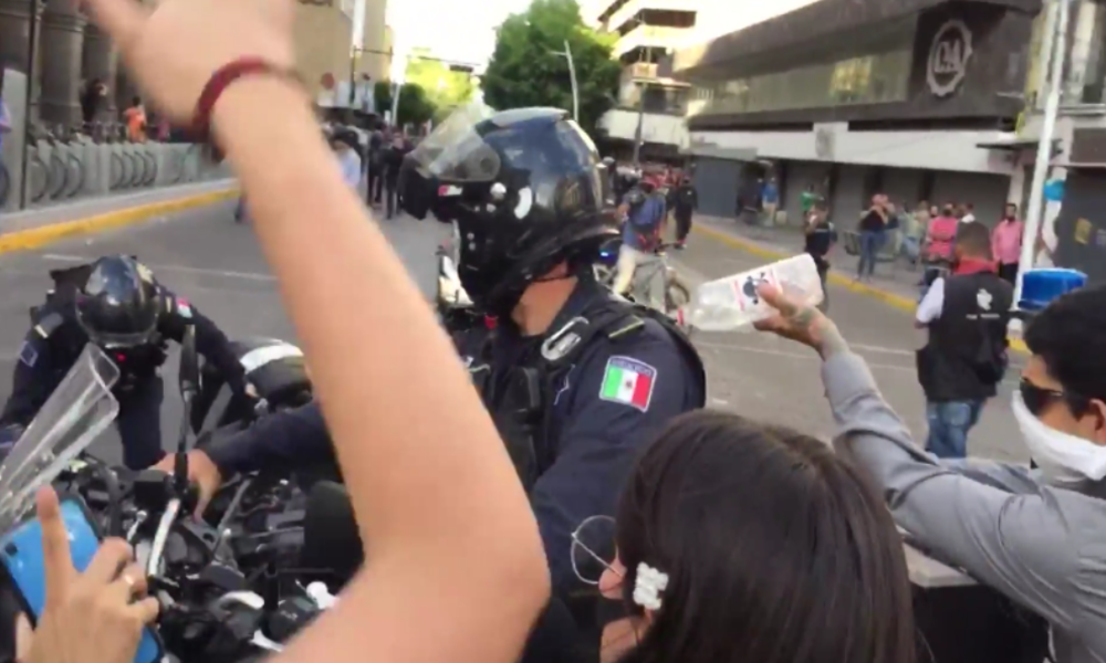 Mexiko: Demonstrant übergießt Polizisten mit Brennflüssigkeit und setzt ihn in Brand