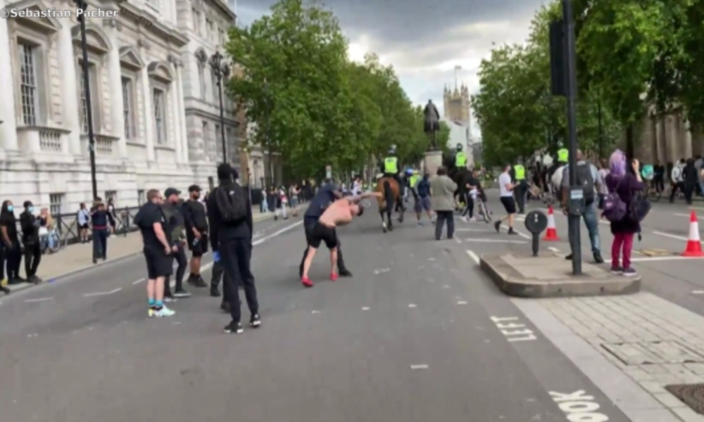 Eskalation in London: BLM-Anhänger verprügeln "rechte Statuen-Schützer"