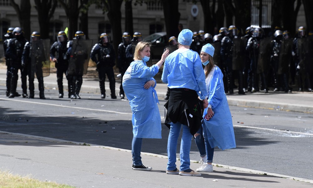 "Ich kann nicht atmen": Polizeieinsatz gegen Krankenschwester empört viele Franzosen (Video)
