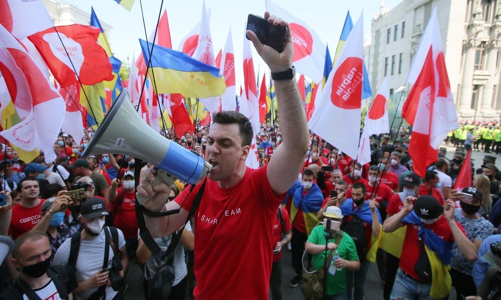 "Nicht mein Präsident": Rund 1.000 Selenskij-Wähler protestieren vor dem Amtssitz des Präsidenten