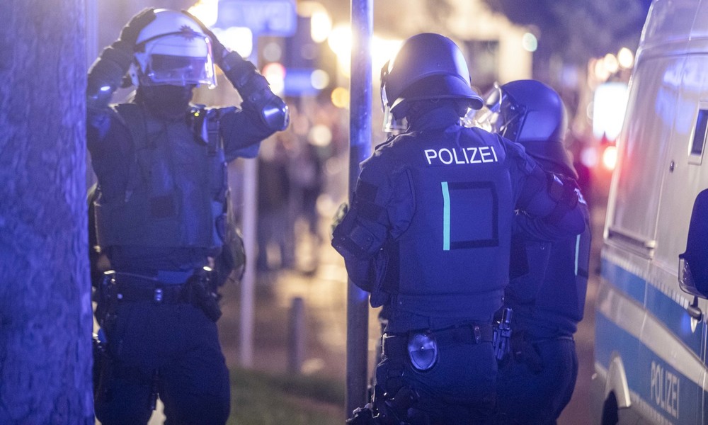 Krawallnacht in Stuttgart: Randalierer greifen Polizei an und verwüsten die Innenstadt