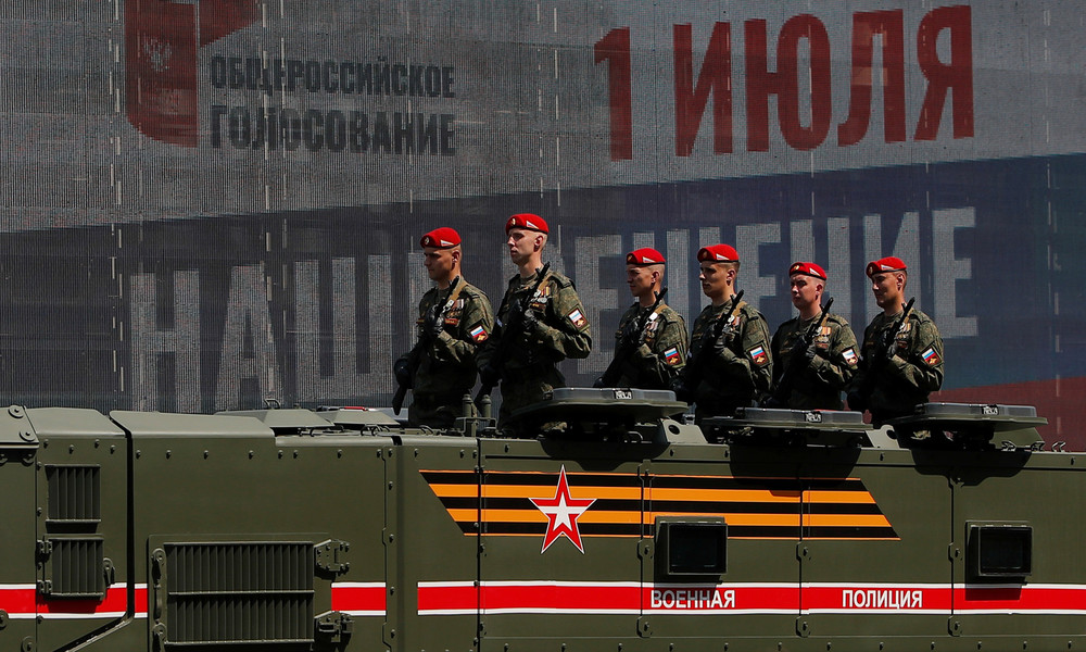 LIVE: Militärfahrzeuge fahren zur Parade zum Tag des Sieges in Moskau
