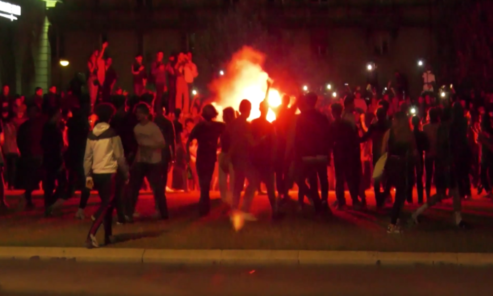 Paris: Große Straßenparty eskaliert – Flaschenwerfer, Tränengas und verletzte Polizisten