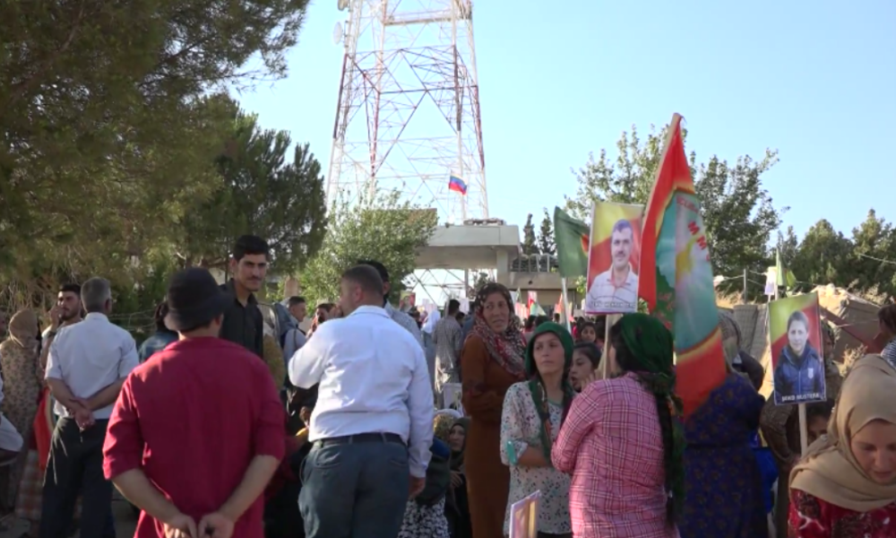 Syrien: Hunderte Kurden strömen vor russische Basis und fordern Schutz vor türkischen Angriffen