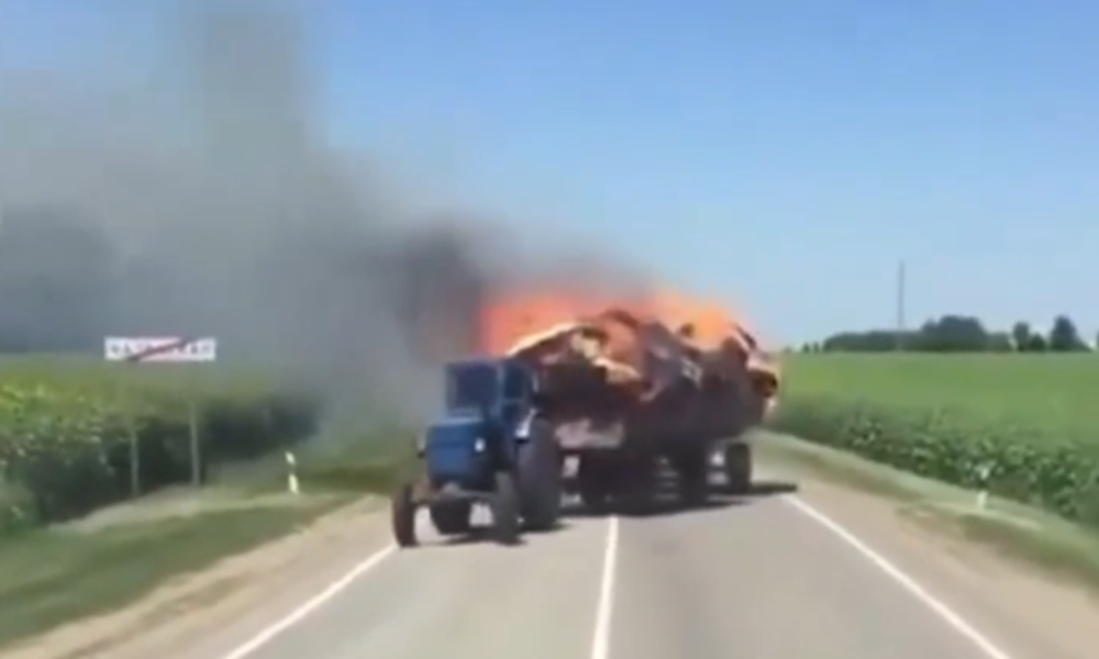 Rollendes Inferno: Traktor mit brennenden Anhängern setzt Felder in Brand