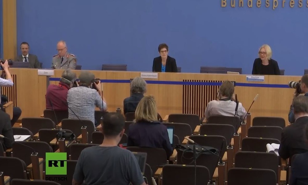 LIVE: Pressekonferenz von AKK und Generalinspekteur Zorn zur "Strukturanalyse" des KSK