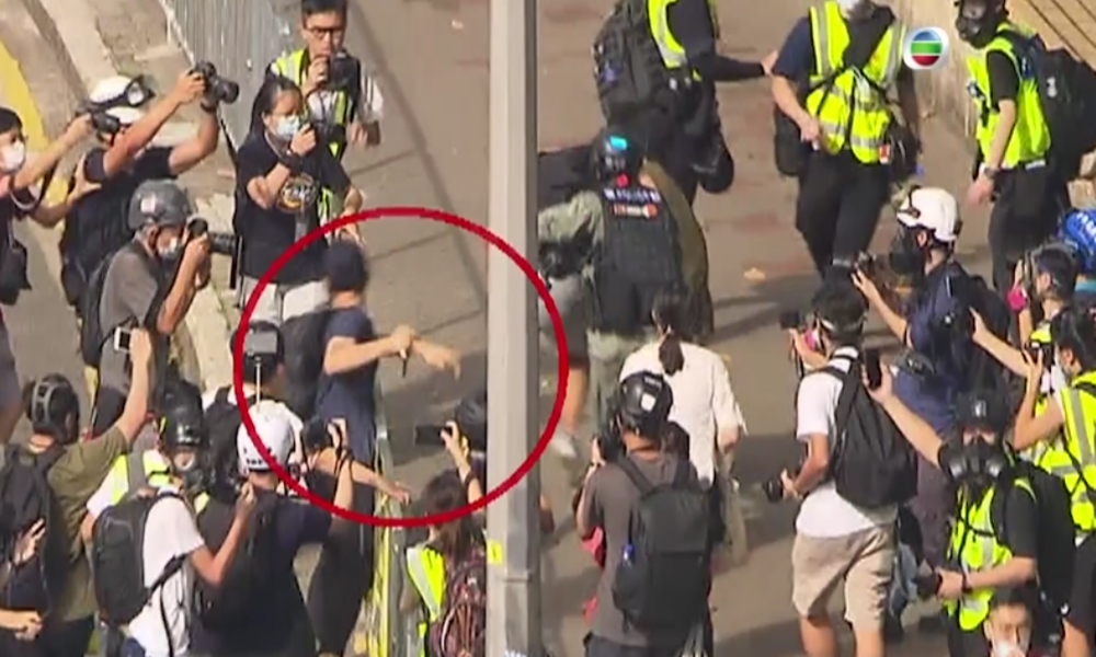 Proteste gegen neues Gesetz in Hongkong: Demonstrant sticht auf Polizisten ein