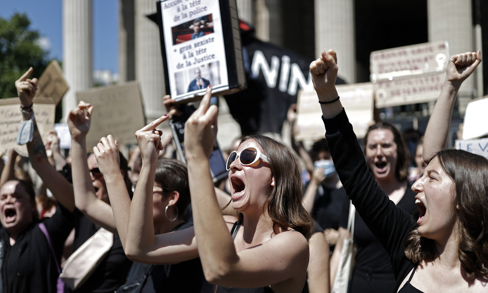 "Innenminister ist Vergewaltiger" - Feministinnen protestieren in Paris gegen neue Macron-Minister