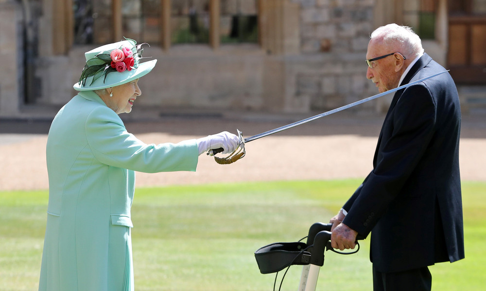 Queen Elizabeth II. schlägt Spendensammler Tom Moore zum Ritter