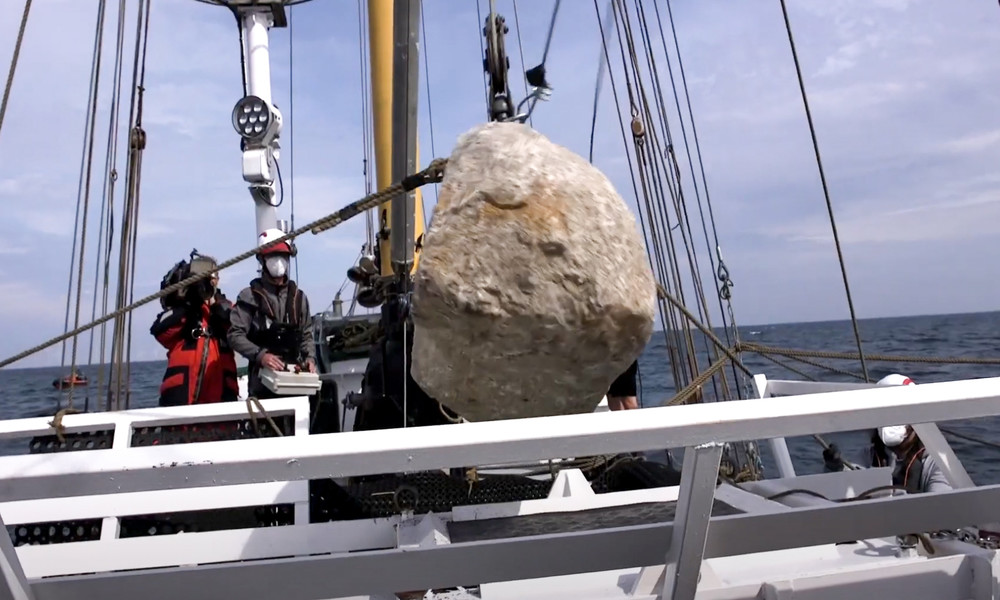 "Vor-legal" statt "illegal" – Greenpeace wirft vor Rügen keine Steine mehr ins Meer