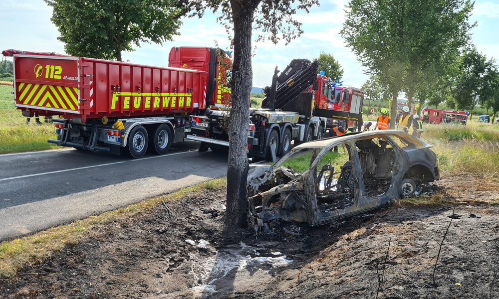 E-Auto geht bei Unfall in Flammen auf – Feuerwehr beklagt mangelnde Schulung für Brände dieser Art