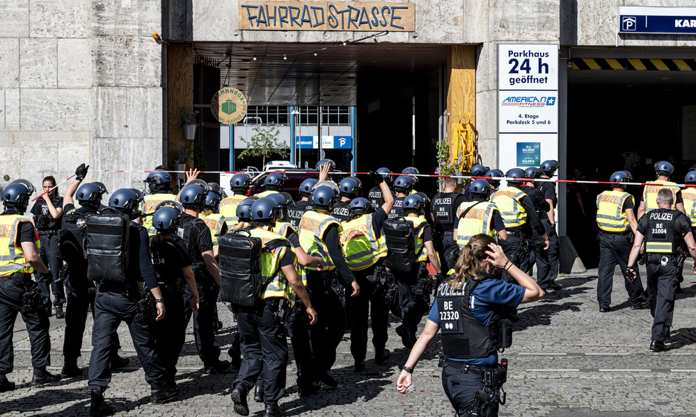 LIVE: Raubüberfall bei Karstadt in Berlin-Neukölln –  Polizei mit Großaufgebot vor Ort