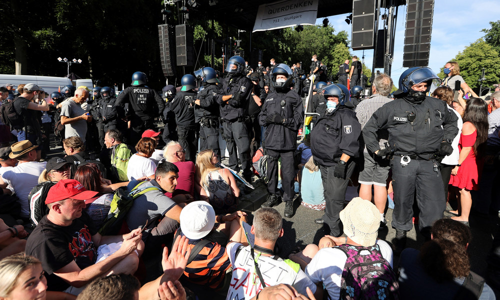 Berlin: Demo gegen Corona-Maßnahmen von der Polizei aufgelöst (Video)