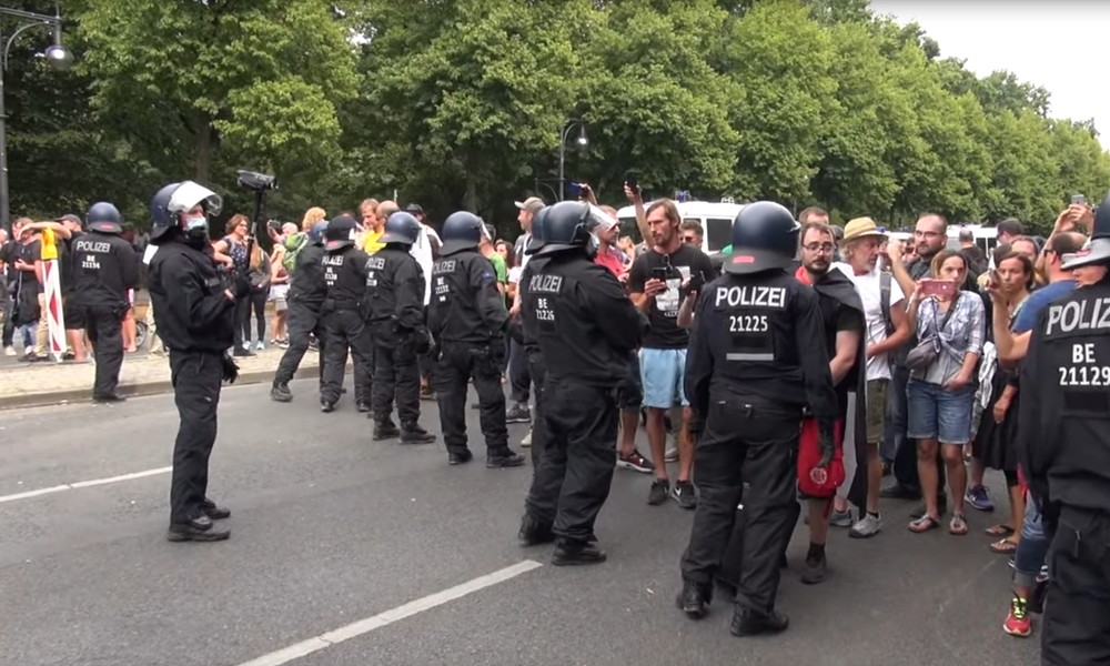 Berlin: Corona-Protestcamp an der Siegessäule von der Polizei aufgelöst