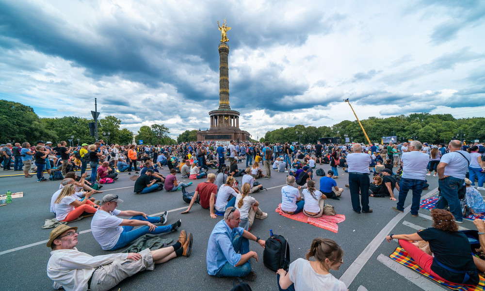 Nach kraftvollem Signal aus Berlin: Mainstream lenkt ab mit Nazi-Narrativ