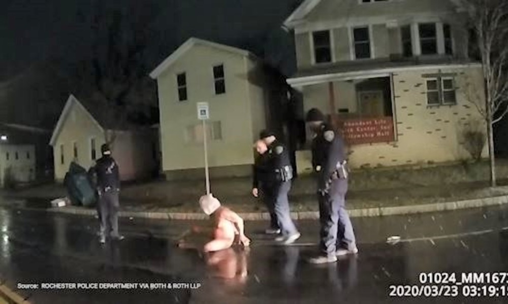 USA: Afroamerikaner erstickt, nachdem ihm Polizisten einen Sack über den Kopf ziehen (Video)