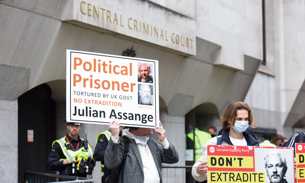 Assange-Prozess: Politische Aspekte treten in den Vordergrund – Pause wegen Corona