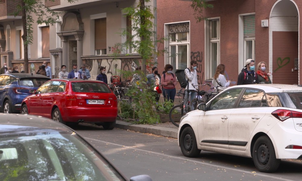Corona-Test: Massenandrang vor Arztpraxis in Berlin – Anwohner beunruhigt (Video)