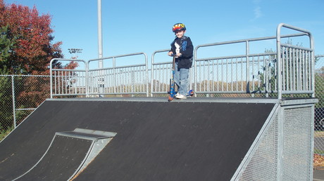 Russland: Betrunkene Mutter fährt mit Baby im Skatepark spazieren – Kindesentzug droht (Video)