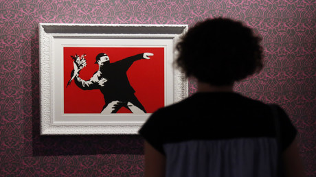 Wegen Anonymität: Banksy büßt Markenrecht an renommiertem Blumenwerfer-Motiv ein