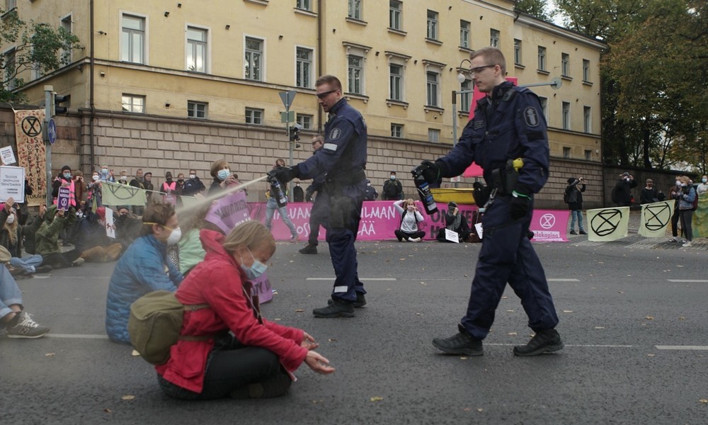 "Schande über dich, Finnland!" Polizei in Helsinki setzt Pfefferspray gegen sitzende Protestler ein