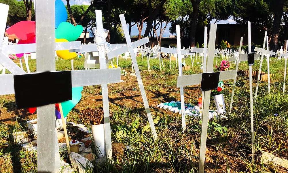 Friedhof für abgetriebene Föten in Rom entdeckt – Grabkreuze tragen volle Namen der Mütter (Video)