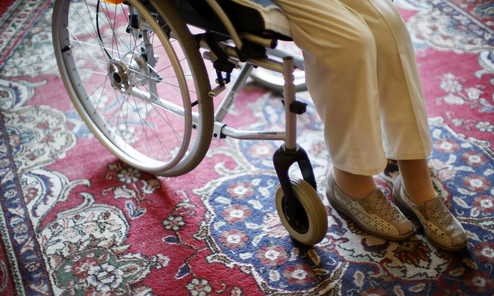 Pflege-Azubi filmt halbnackte Seniorin im WC –  1.000 Euro Geldbuße