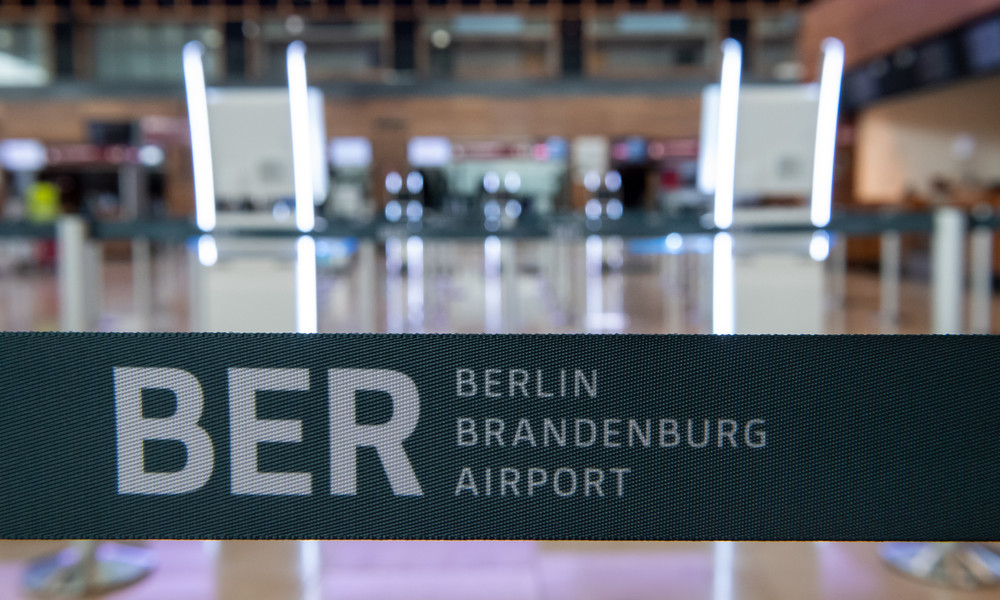 Agrarministerin Klöckner erste Passagierin: Regierungsterminal am Flughafen BER in Betrieb