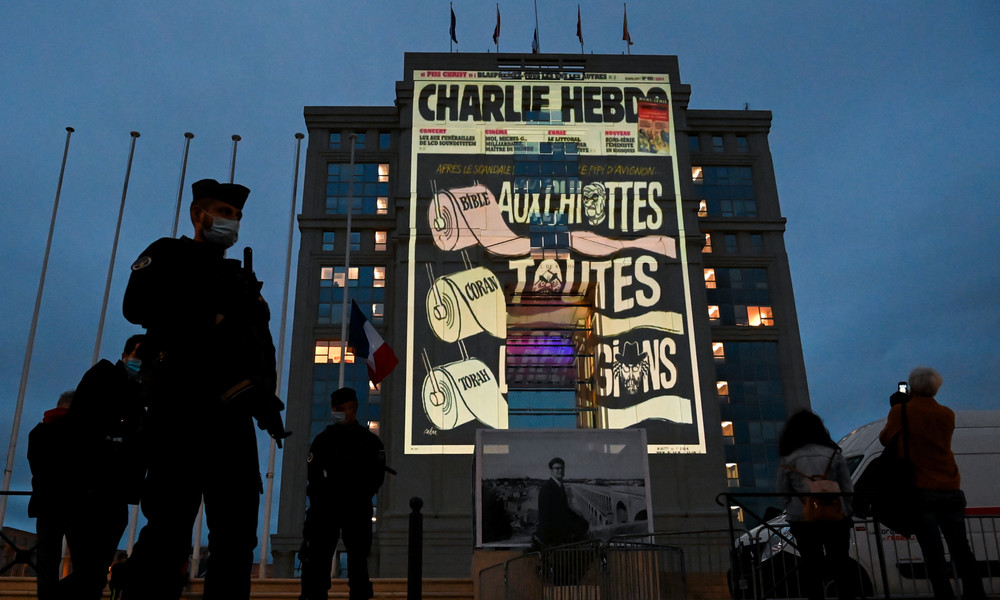 Frankreich: "Charlie Hebdo"-Karikaturen auf Regierungsgebäude projiziert