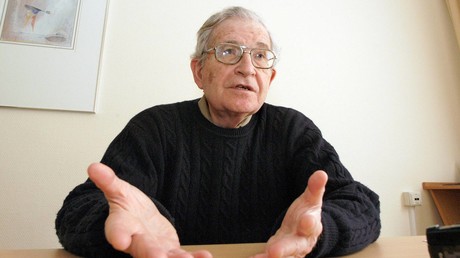 Noam Chomsky: Assange hält politische Überzeugung aufrecht und leistet Öffentlichkeit enormen Dienst