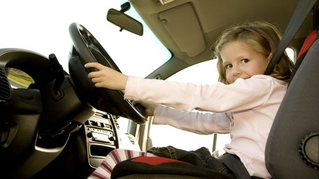 Elfjähriges Kind am Steuer mit Tempo 130: Mädchen entführt Auto ihrer Oma