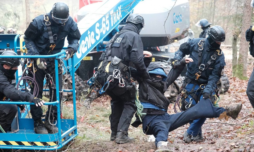 Zusammenstöße zwischen Polizei und Umweltaktivisten bei Räumung im Dannenröder Forst (Videos)