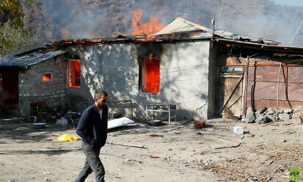 Abschied aus Bergkarabach: Armenier verbrennen Häuser und nehmen ihre Toten mit (Video)