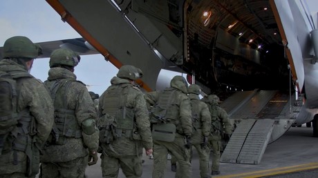 Friedensabkommen in Bergkarabach: Erste 400 russische Friedenssoldaten kommen in Armenien an