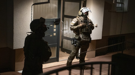 Polizei stürmt Wohnung eines YouTubers – Video geht viral