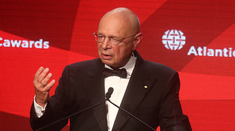 Transhumanismus: WEF-Gründer Schwab prophezeit "Verschmelzung physischer und digitaler Identität"