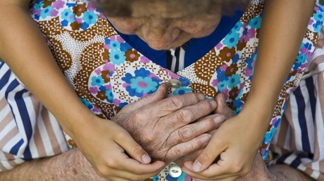 Keine Umarmungen mit Oma zu Weihnachten: Britischer Gesundheitsexperte warnt vor Corona-Gefahr