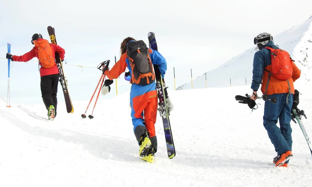 Für Personen, die von der Maskenpflicht befreit sind: Schweizer Skigebiet bietet Armbinden an