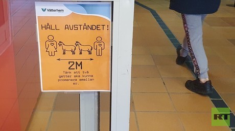 Maßnahme aus Rücksicht oder aus Vorurteilen? Abstandsschilder in Schweden mit Ziegen und Elefanten