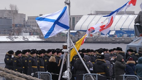 Mit Pauken und Trompeten: Kameramann fällt bei Flaggenzeremonie auf Militärschiff über Bord