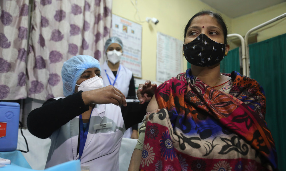 Experten kritisieren Impfstoff-Zulassung von AstraZeneca und Bharat Biotech in Indien