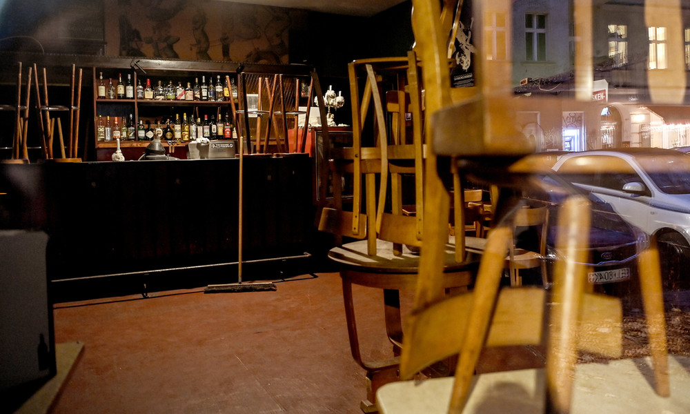 Österreich: Barbesitzerin öffnet trotz Lockdowns in Linz – Polizei räumt Lokal und verteilt Anzeigen
