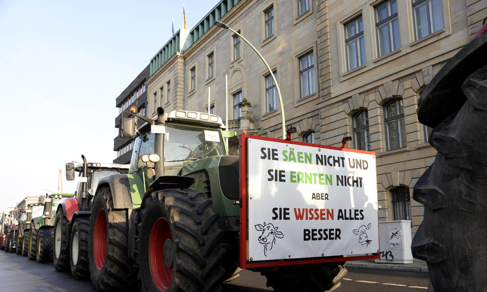 Berlin: Bauern protestieren gegen Julia Klöckners Agrarpolitik