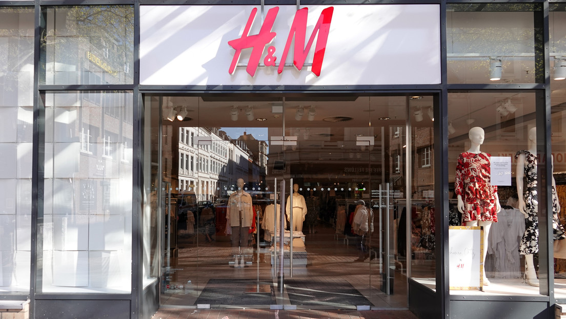 Kritik an Entlassungsplänen von H&M in Deutschland – besonders Mütter in Elternzeit betroffen