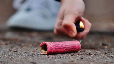 Silvesternacht: 24-Jähriger stirbt bei Unfall mit Feuerwerkskörper, Supermarkt brennt aus