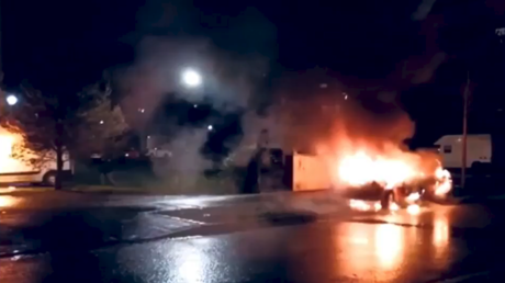 Alle Jahre wieder: Randalierer zünden mindestens 30 Autos in Straßburg an (VIDEOS)