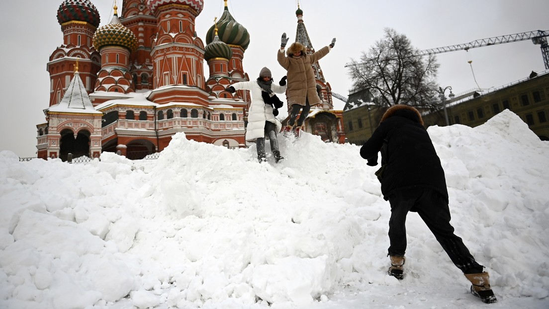 Tagelange Schneefälle in Moskau: Menschen helfen Lkw, wieder Fahrt aufzunehmen