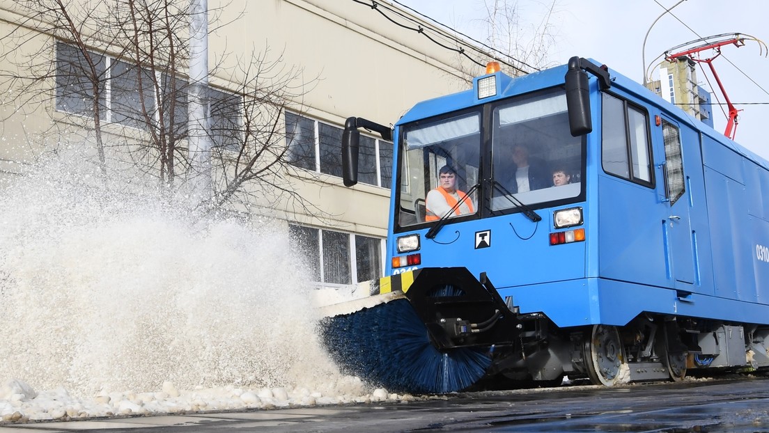 "Höllische" Fahrt: Straßenbahn fegt Schnee von Gleisen weg und fasziniert Internetnutzer